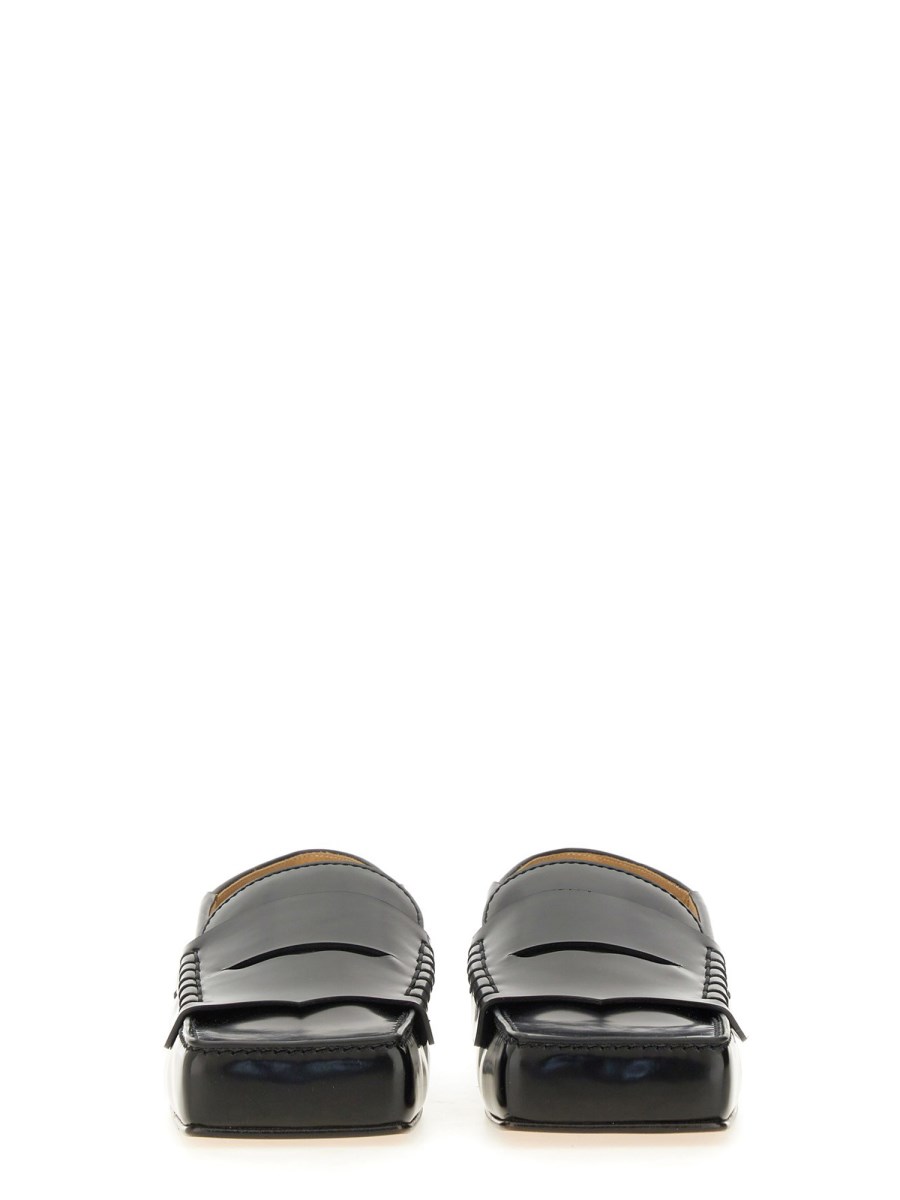 JACQUEMUS      SQUARE LEATHER CARRE LOAFER