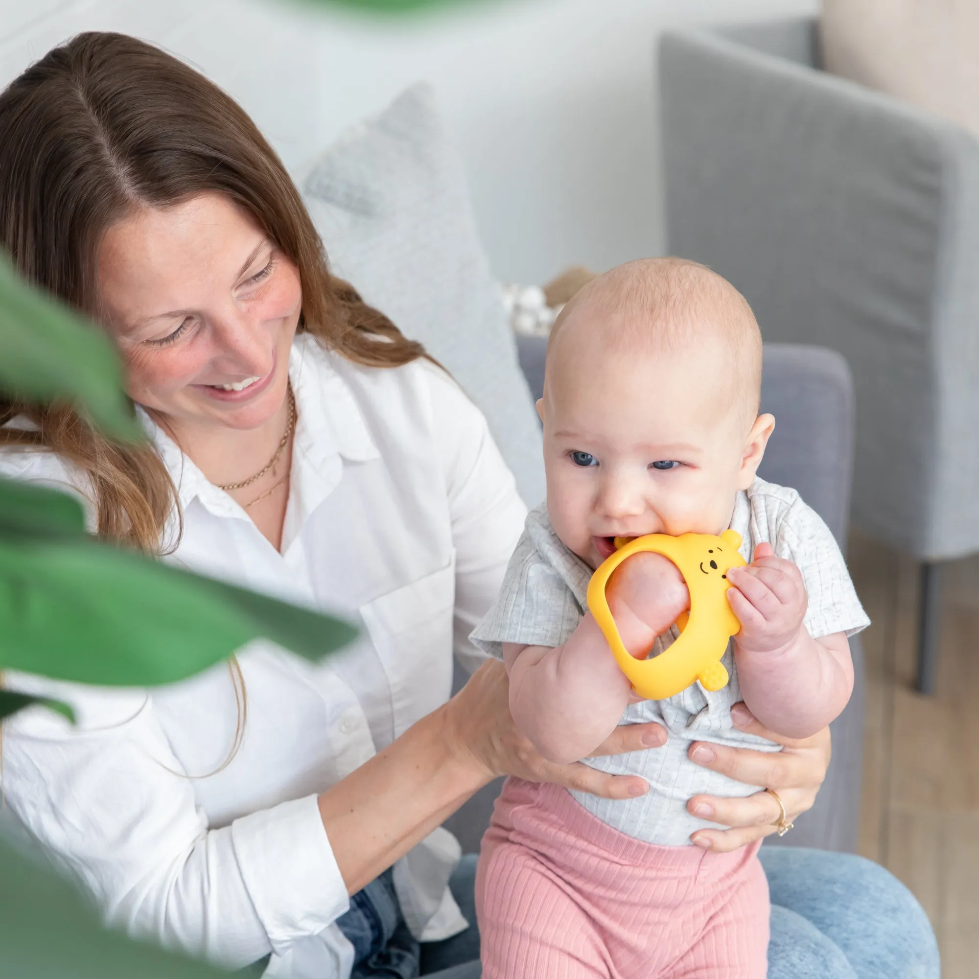 Silicone Un-Droppable Mitt Teether: Winnie the Pooh